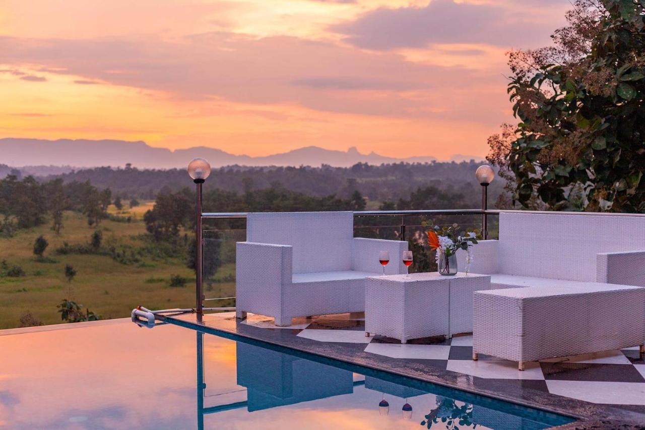 Stayvista'S Vine & Splash - Riverside Villa With An Infinity Pool And Indoor Games Karjat Exterior foto