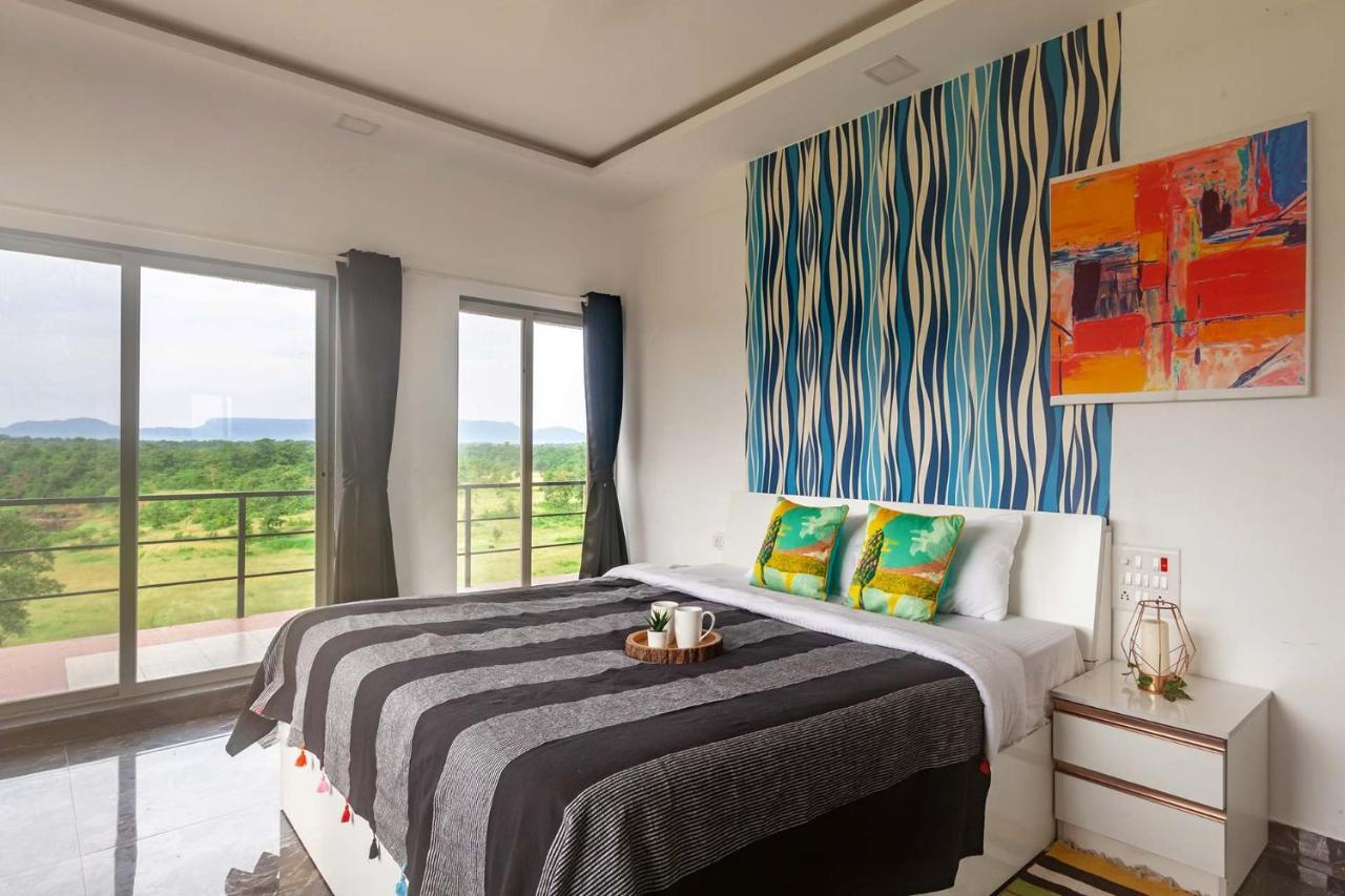 Stayvista'S Vine & Splash - Riverside Villa With An Infinity Pool And Indoor Games Karjat Exterior foto