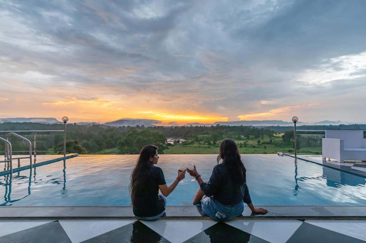 Stayvista'S Vine & Splash - Riverside Villa With An Infinity Pool And Indoor Games Karjat Exterior foto